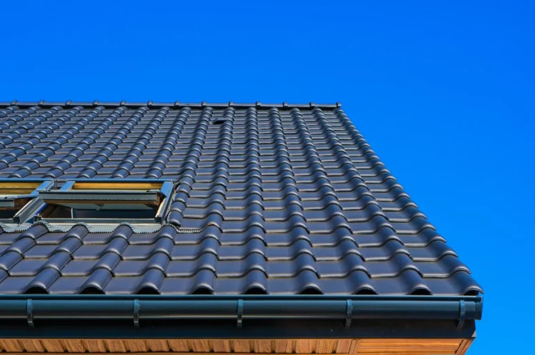 vertical low angle closeup shot black roof building 11zon | Falck Couverture | Votre spécialiste de la couverture de toit et de la rénovation en Seine-et-Marne et dans l'Oise